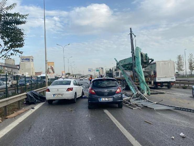 Son dakika.. Kartalda reklam panosu araçların üzerine devrildi