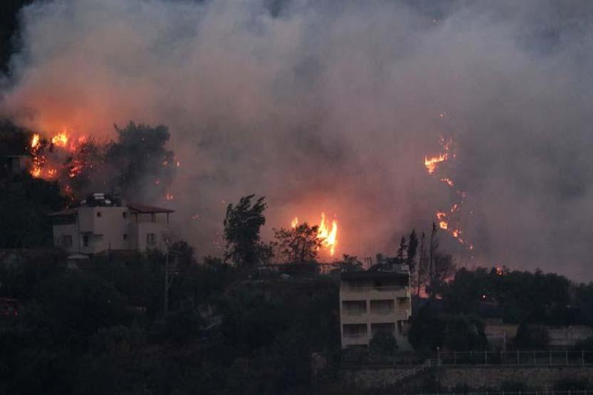 Son dakika Hataydaki orman yangını yerleşim yerlerine yaklaştı 70 kişi yangından etkilendi