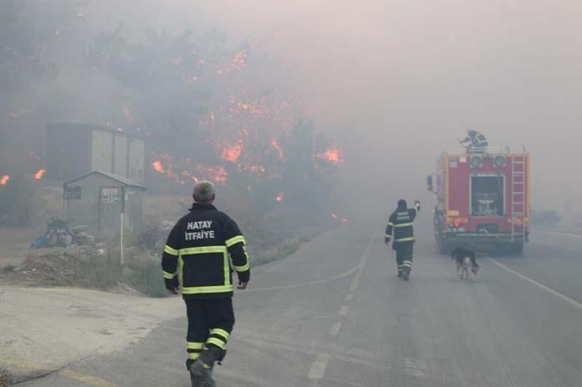 Son dakika Hataydaki orman yangını yerleşim yerlerine yaklaştı 70 kişi yangından etkilendi