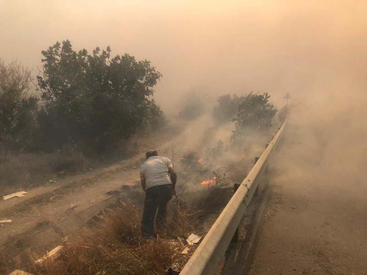 Son dakika Hataydaki orman yangını yerleşim yerlerine yaklaştı 70 kişi yangından etkilendi