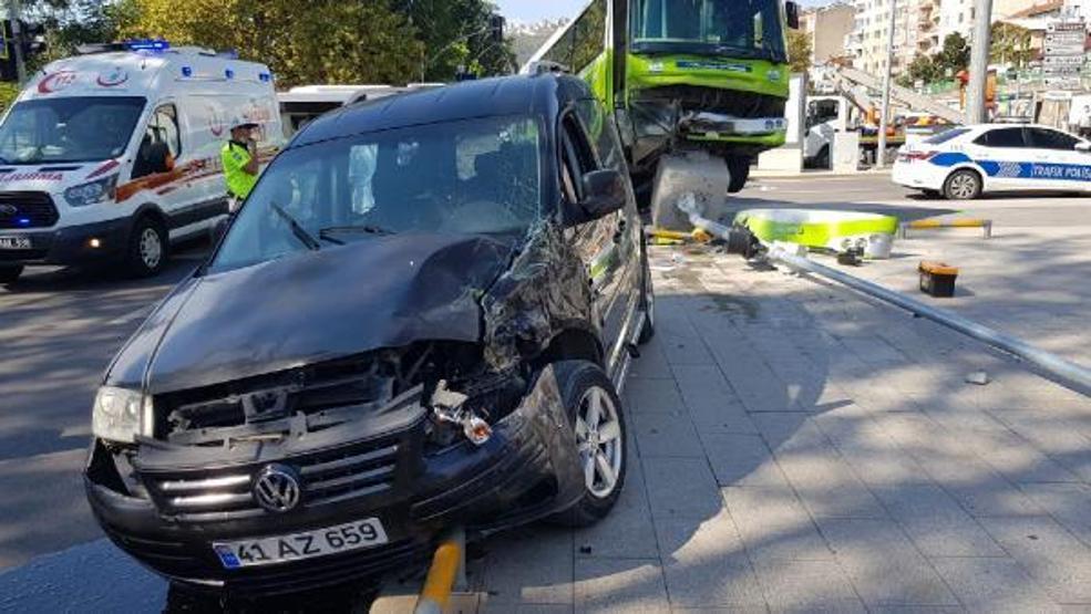Halk otobüsü ile hafif ticari araç çarpıştı: 7 yaralı