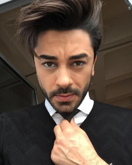 Gökhan Alkandan babaannesi ve dedesine jest