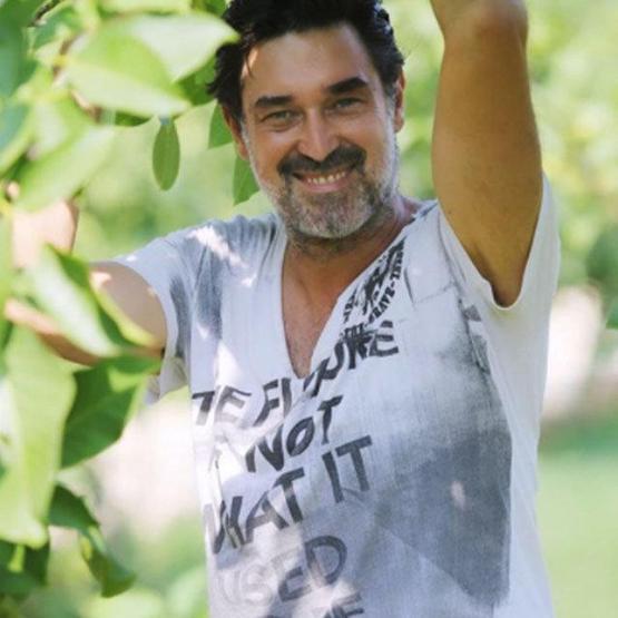 Burak Hakkı ceviz hasadına başladı