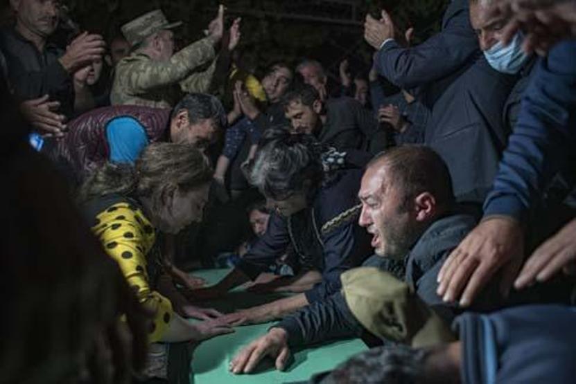 Azerbaycandan yürek dağlayan görüntüler Cenazeler akşam defnedildi