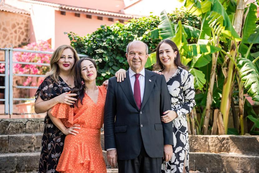 KKTC’nin yeni Cumhurbaşkanı Tatar, mazbata öncesi babasının elini öpmeye gitti