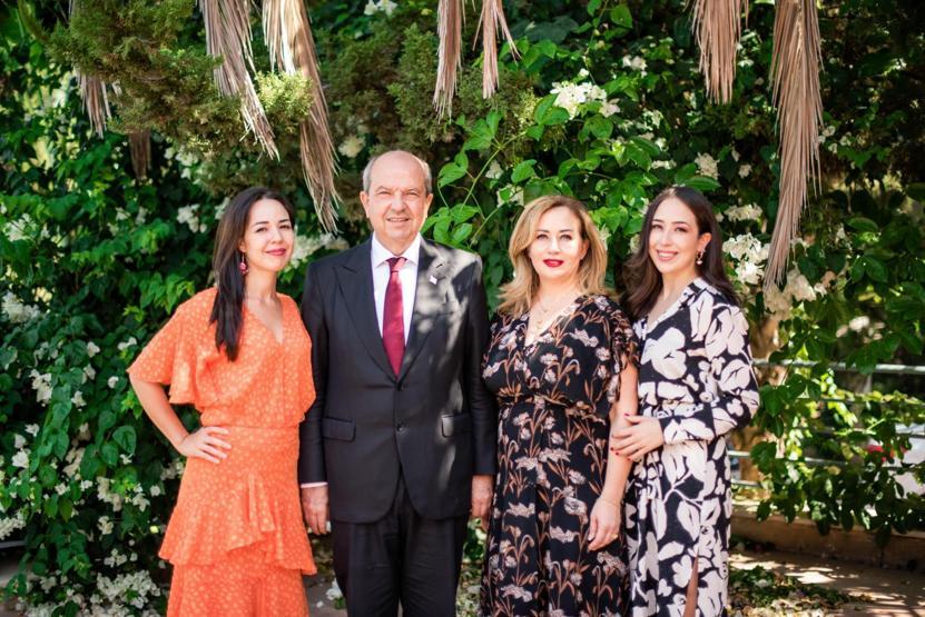KKTC’nin yeni Cumhurbaşkanı Tatar, mazbata öncesi babasının elini öpmeye gitti