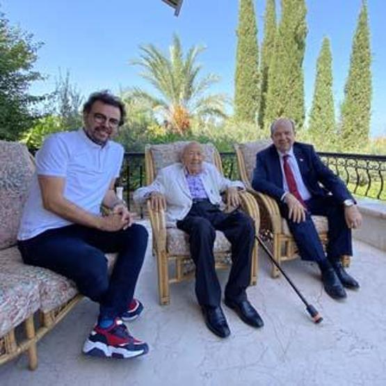 KKTC’nin yeni Cumhurbaşkanı Tatar, mazbata öncesi babasının elini öpmeye gitti