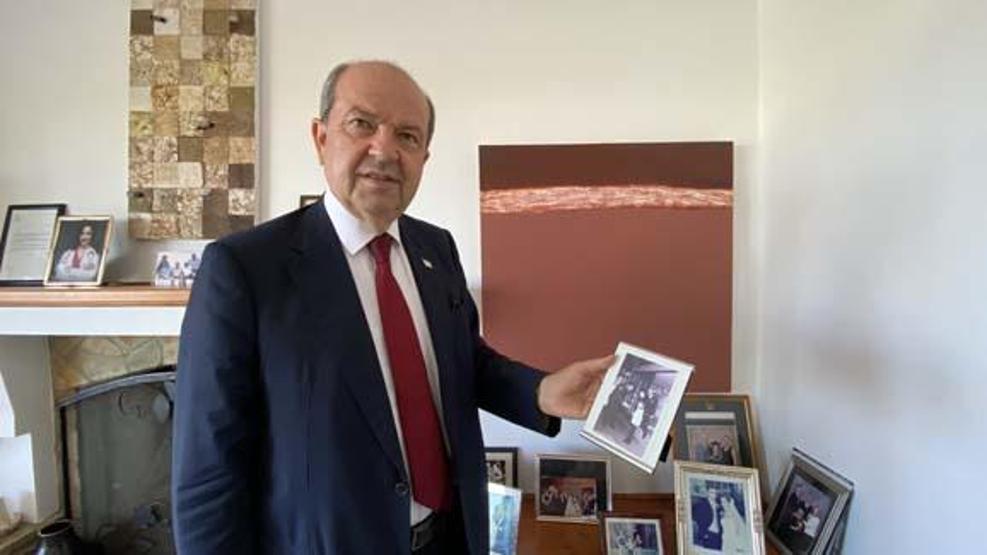 KKTC’nin yeni Cumhurbaşkanı Tatar, mazbata öncesi babasının elini öpmeye gitti