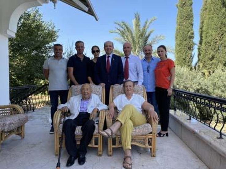 KKTC’nin yeni Cumhurbaşkanı Tatar, mazbata öncesi babasının elini öpmeye gitti