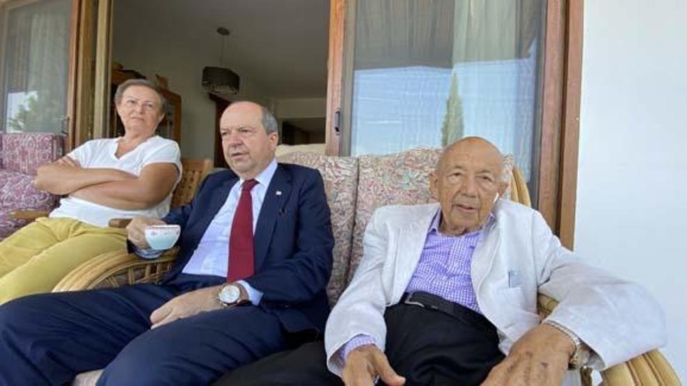 KKTC’nin yeni Cumhurbaşkanı Tatar, mazbata öncesi babasının elini öpmeye gitti