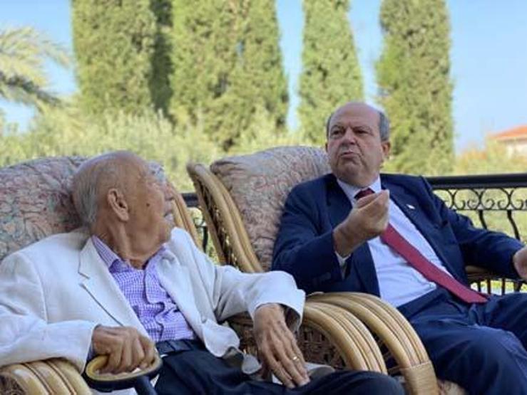 KKTC’nin yeni Cumhurbaşkanı Tatar, mazbata öncesi babasının elini öpmeye gitti