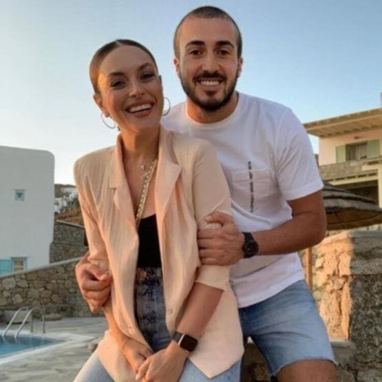 Ezgi Moladan Mustafa Aksakallıya: Hep öpücüklere boğ beni