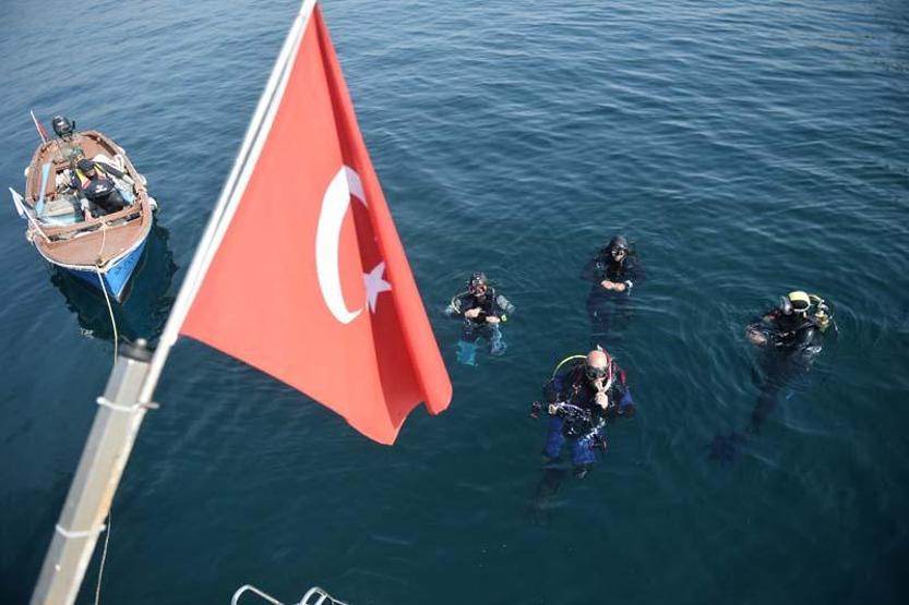 Denizden çıkarılan ağlarla alışveriş çantası yapıyorlar