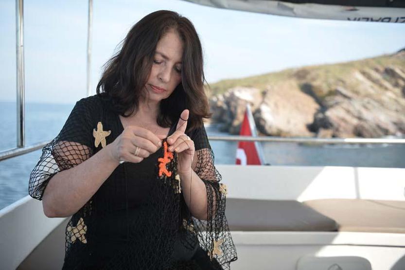 Denizden çıkarılan ağlarla alışveriş çantası yapıyorlar