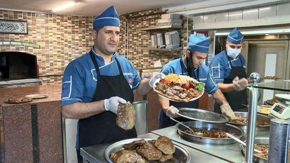 Hazırlanışı yarım saat pişmesi 10 saat sürüyor Damak çatlatan lezzete ilgi büyük