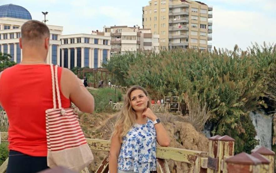 Düden Şelalesi sonbaharda da turistlerin gözdesi