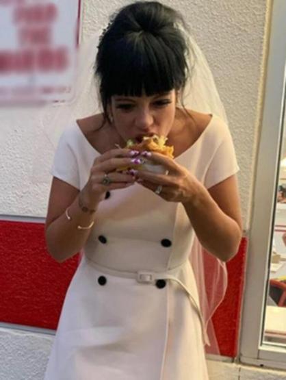 Lily Allen gelinliğinin hikayesini anlattı