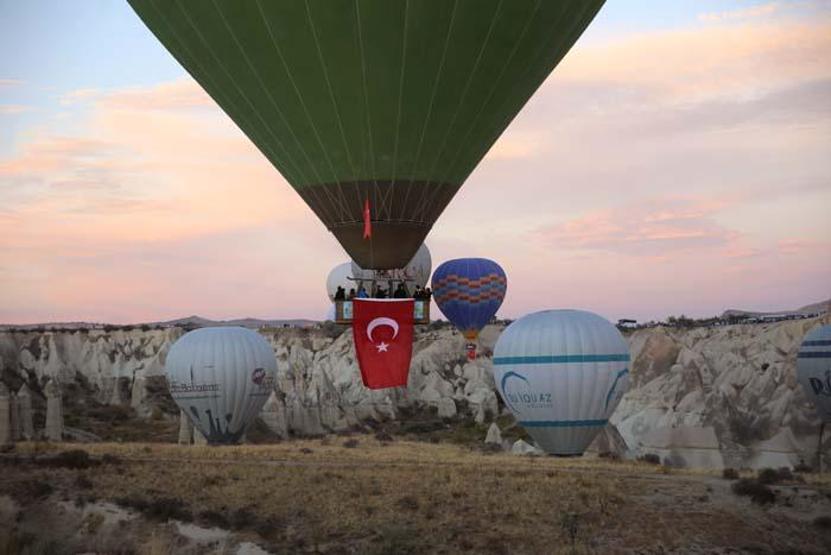 Kapadokyada balonlar Cumhuriyet Bayramı için havalandı