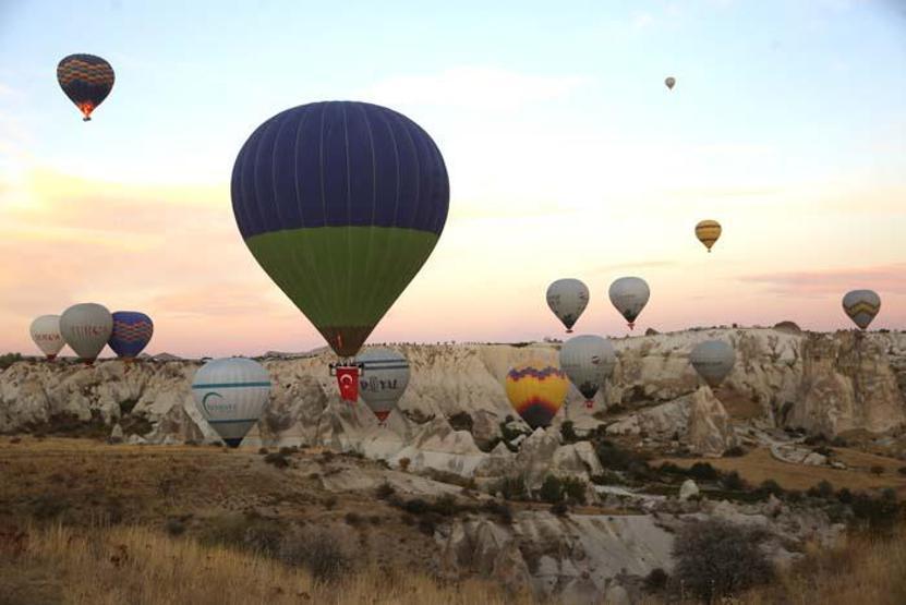 Kapadokyada balonlar Cumhuriyet Bayramı için havalandı