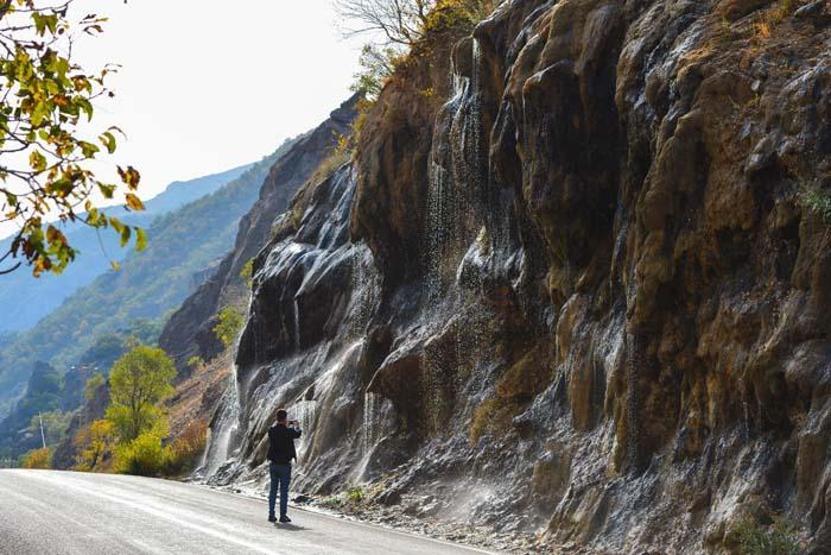 Pülümür Vadisindeki Ağlayan Kayalar doğa tutkunlarını cezbediyor