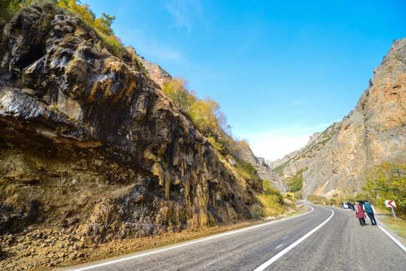 Pülümür Vadisindeki Ağlayan Kayalar doğa tutkunlarını cezbediyor