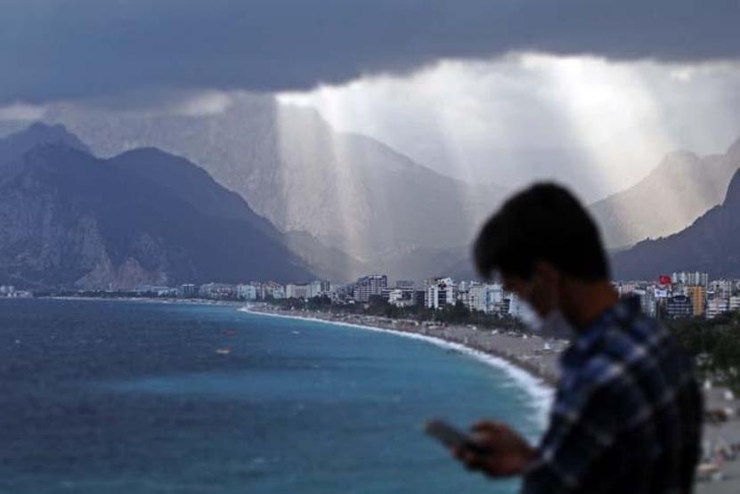 Dünyaca ünlü sahildeki manzarayı görenler cep telefonlarına sarıldı