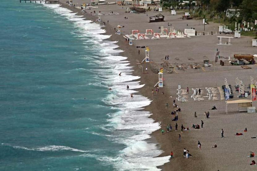 Dünyaca ünlü sahildeki manzarayı görenler cep telefonlarına sarıldı