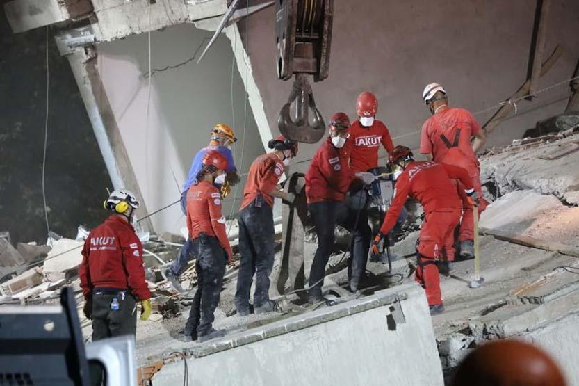Emrah Apartmanı’nda 21 kişiyi arama-kurtarma çalışmaları devam ediyor