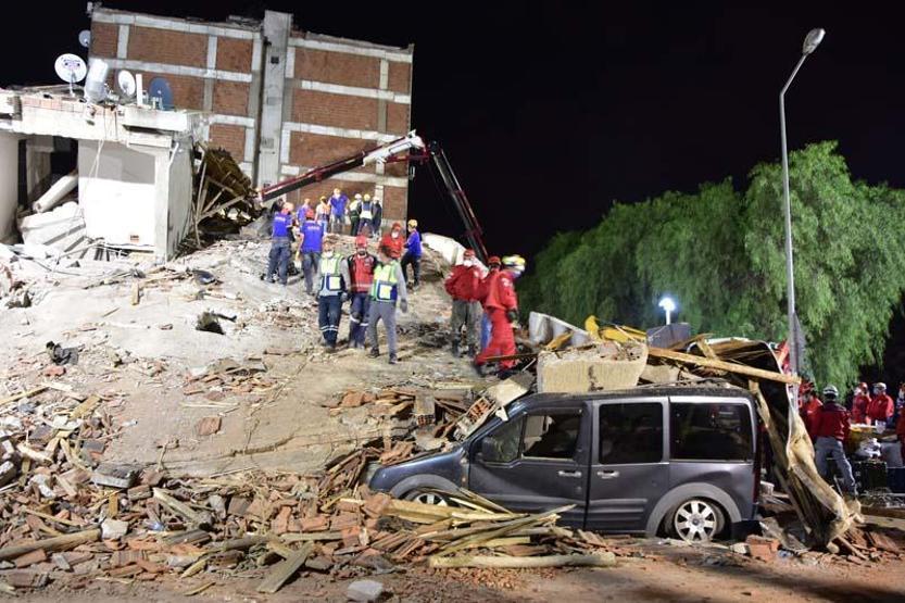 Emrah Apartmanı’nda 21 kişiyi arama-kurtarma çalışmaları devam ediyor
