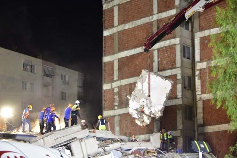 Emrah Apartmanı’nda 21 kişiyi arama-kurtarma çalışmaları devam ediyor