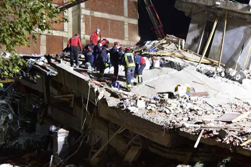 Emrah Apartmanı’nda 21 kişiyi arama-kurtarma çalışmaları devam ediyor