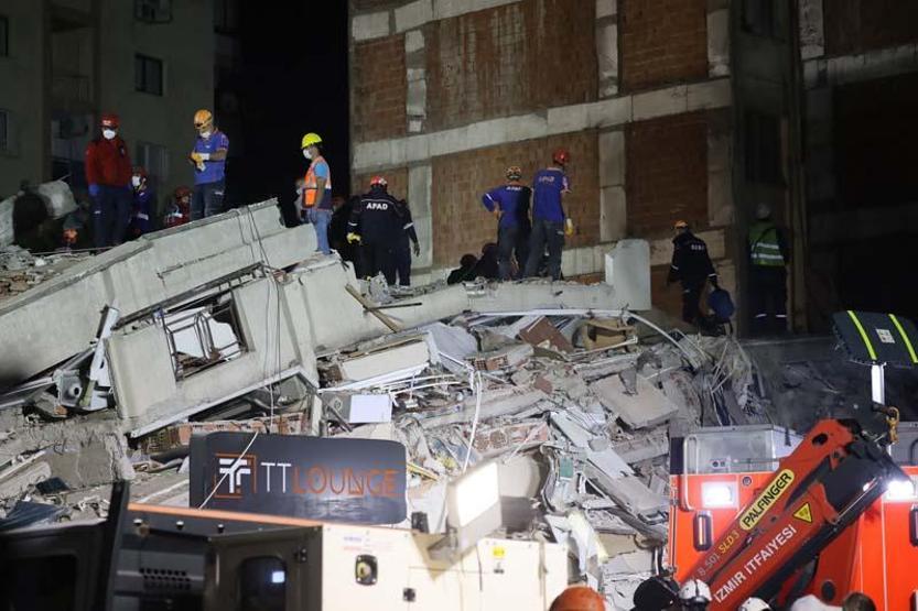 Emrah Apartmanı’nda 21 kişiyi arama-kurtarma çalışmaları devam ediyor