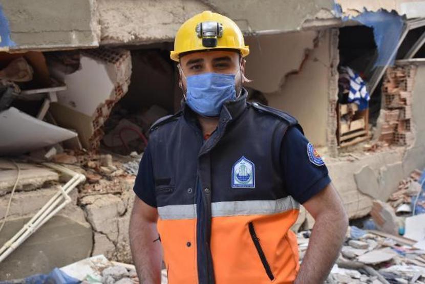 2 katı çöken Barış Sitesinde kurtarma çalışmaları sürüyor