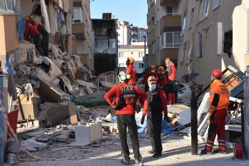 2 katı çöken Barış Sitesinde kurtarma çalışmaları sürüyor
