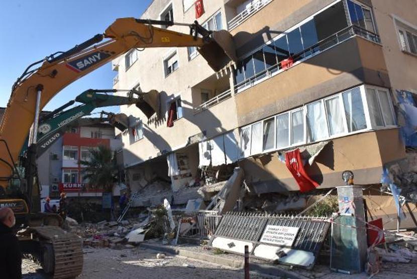 2 katı çöken Barış Sitesinde kurtarma çalışmaları sürüyor