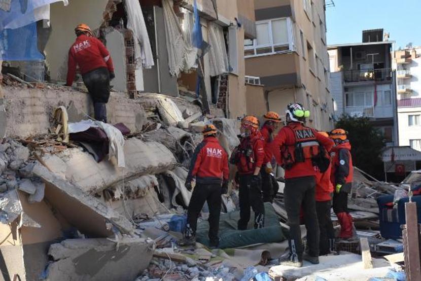 2 katı çöken Barış Sitesinde kurtarma çalışmaları sürüyor