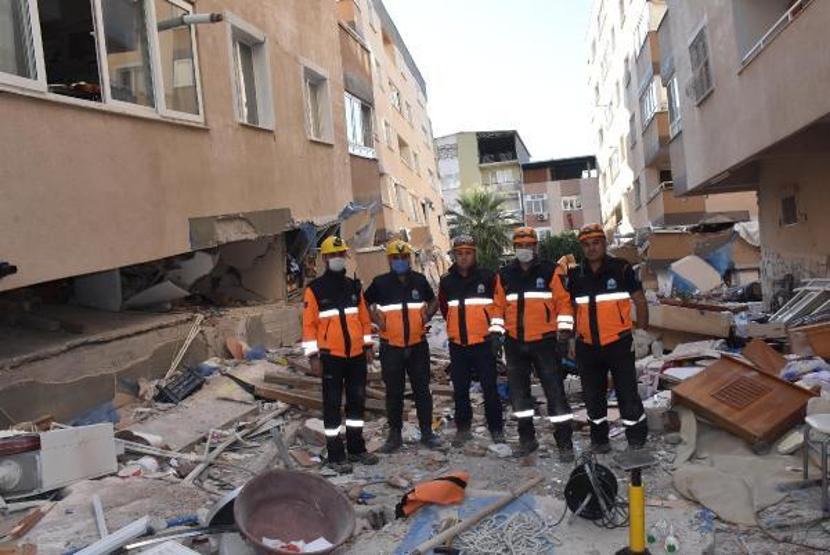 2 katı çöken Barış Sitesinde kurtarma çalışmaları sürüyor