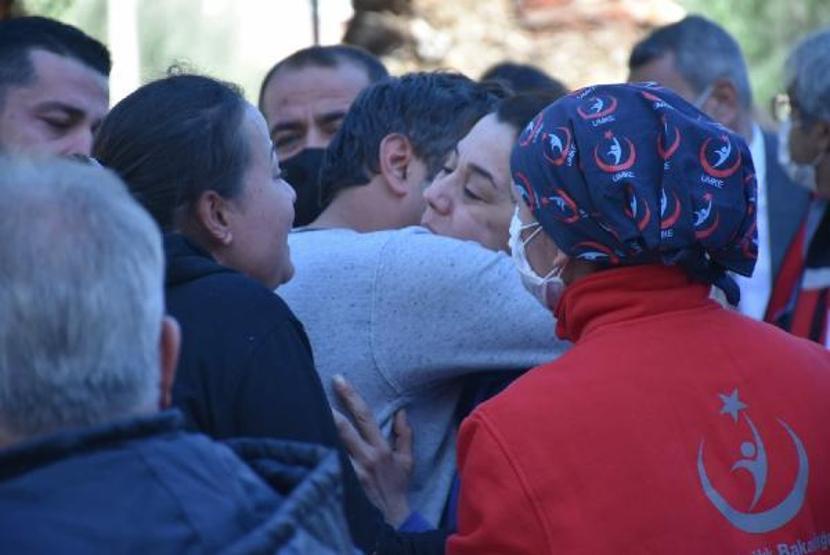 2 katı çöken Barış Sitesinde kurtarma çalışmaları sürüyor