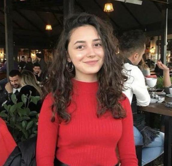 İki gündür enkazın başında yeğenini bekliyor