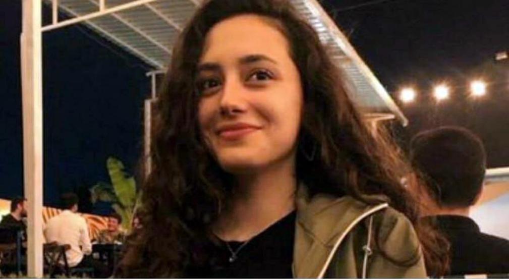 İki gündür enkazın başında yeğenini bekliyor