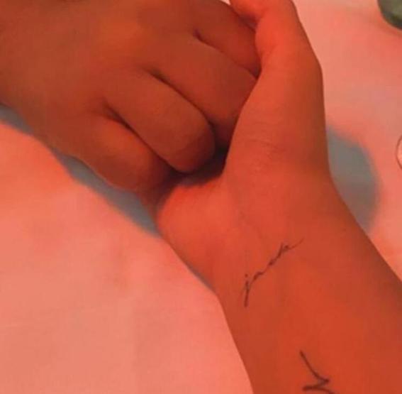 Chrissy Teigen kaybettiği bebeğinin adını dövme yaptırdı