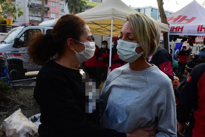 Saniyelerle enkaz altında kalmaktan kurtuldular