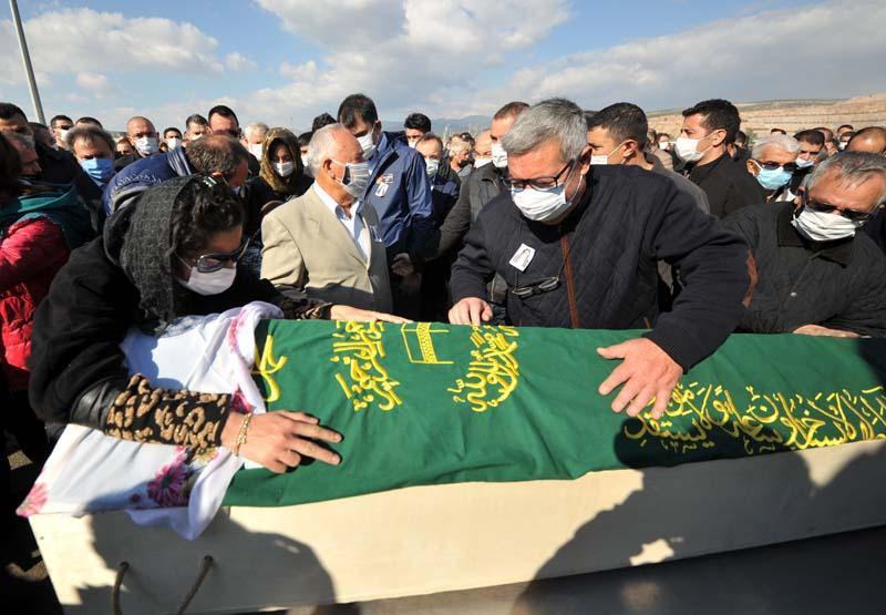 91 saat sonra kurtarılan Aydanın annesi Fidan Gezgin, toprağa verildi