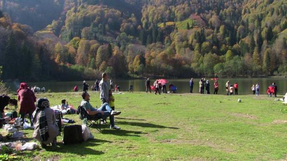 Karagöl Tabiat Parkında sonbahar güzelliği