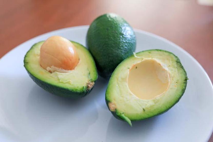 Avokado talebine yetişemeyen üreticiler, çekirdek toplamaya başladı