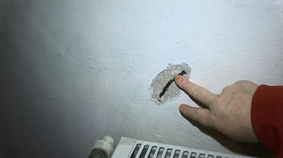 Riskli binada deprem korkusuyla yaşıyorlar