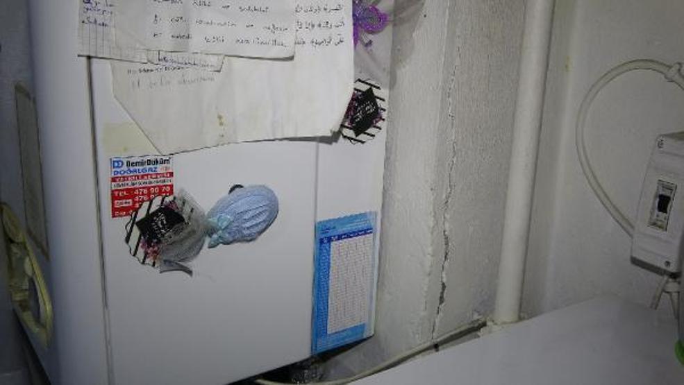 Riskli binada deprem korkusuyla yaşıyorlar
