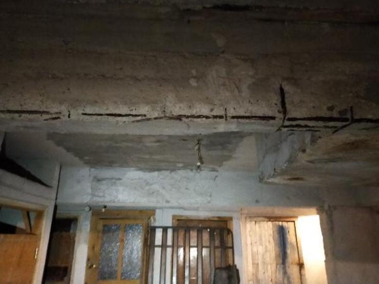 Riskli binada deprem korkusuyla yaşıyorlar
