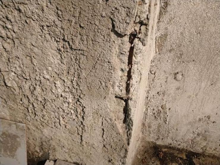 Riskli binada deprem korkusuyla yaşıyorlar