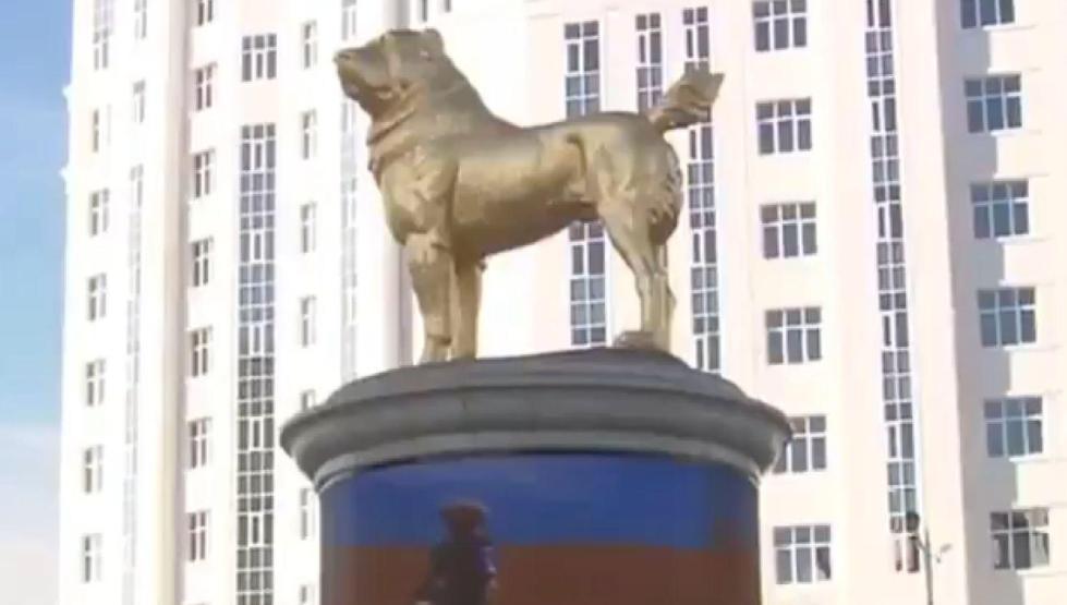 Türkmenistan lideri, başkent Aşkabat’ta köpeğinin heykelini diktirdi